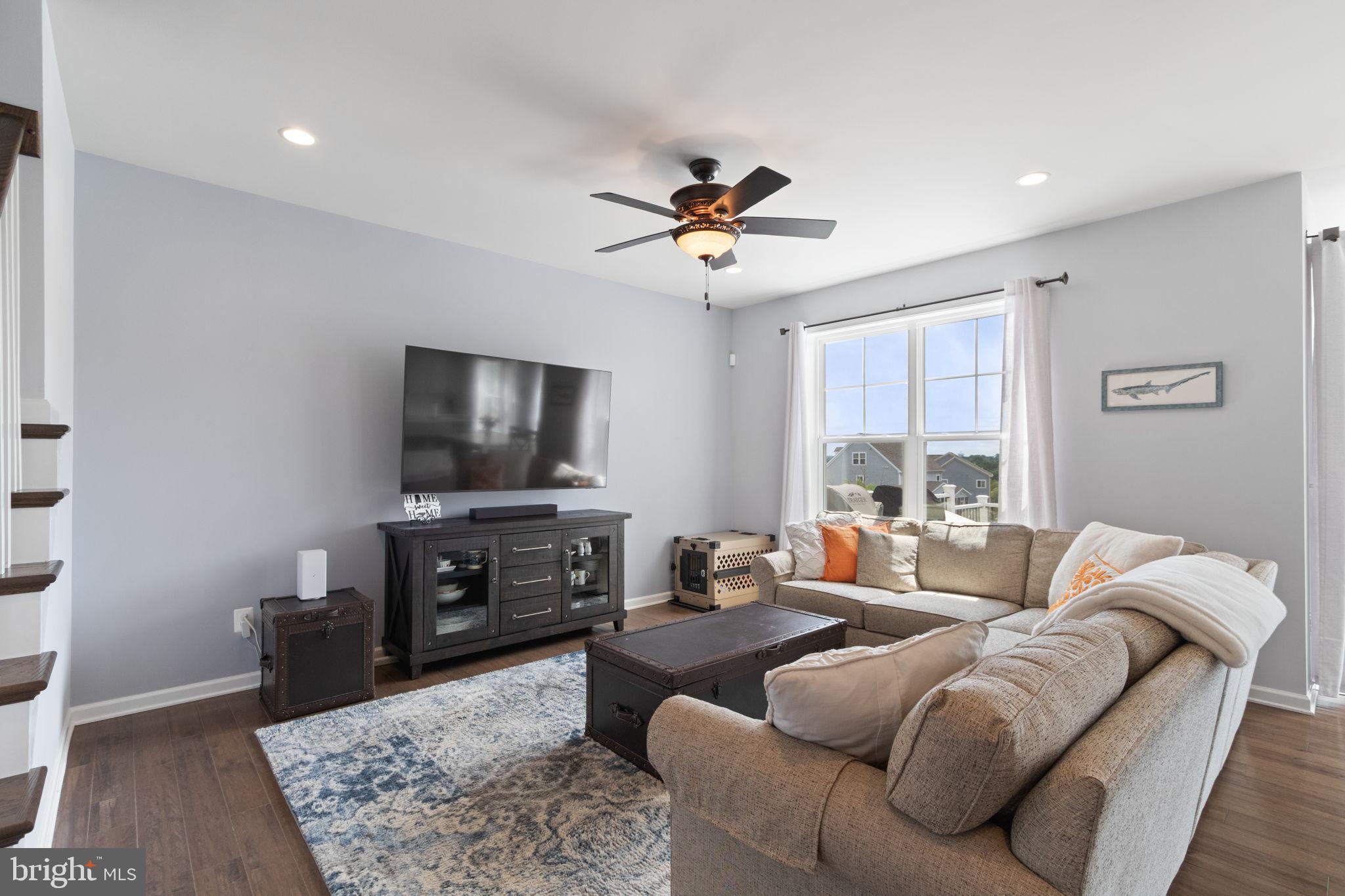 995 Aspen Road Stafford, VA 22554 - Photo 11 of 39 Living room has a ceiling fan for comfort