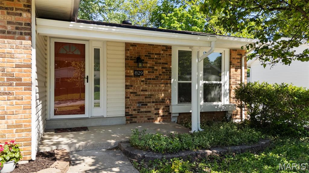 829 Forest Village Drive Ballwin, MO 63021 - Photo 2 of 33