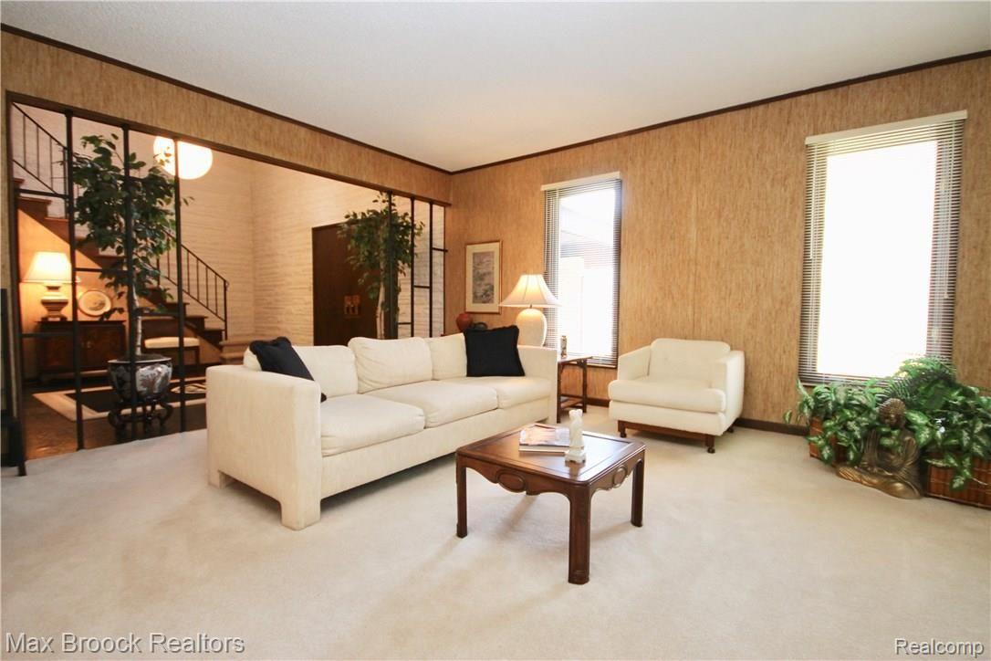 1256 Rugby Circle Bloomfield Hills, MI 48302 - Photo 4 of 24 fullsizeoutput_189e.jpeg