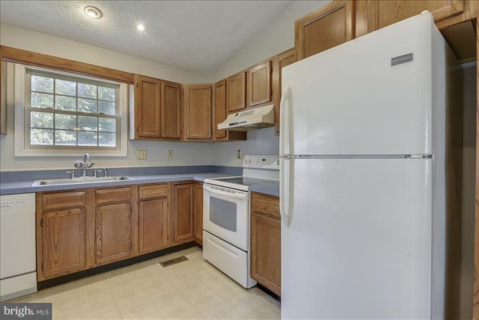 Lots of cabinets and couter space