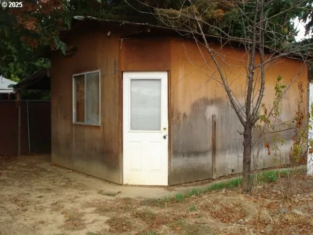 a view of backyard space