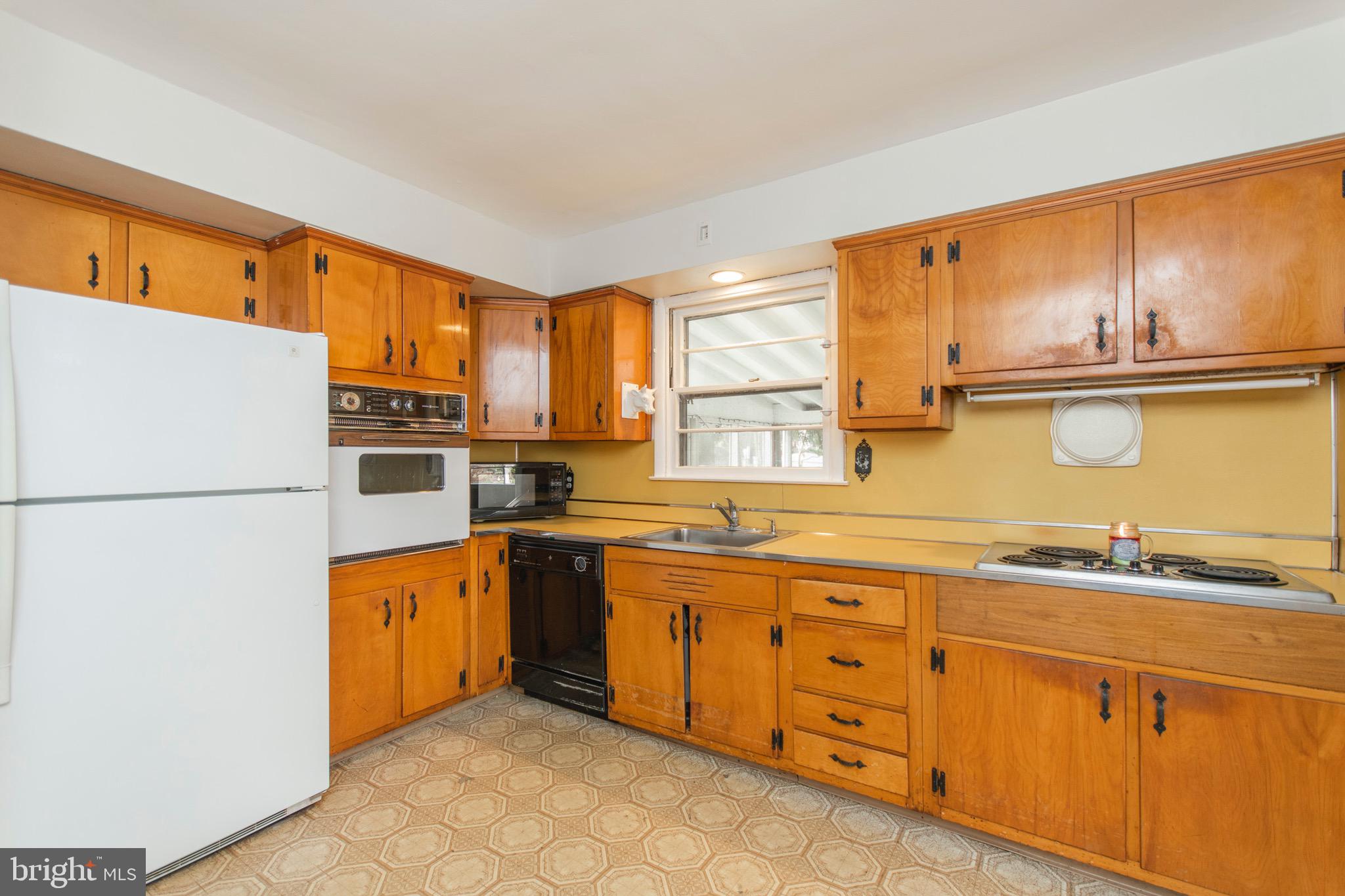 1074 Anna Road Huntingdon Valley, PA 19006 - Photo 11 of 35