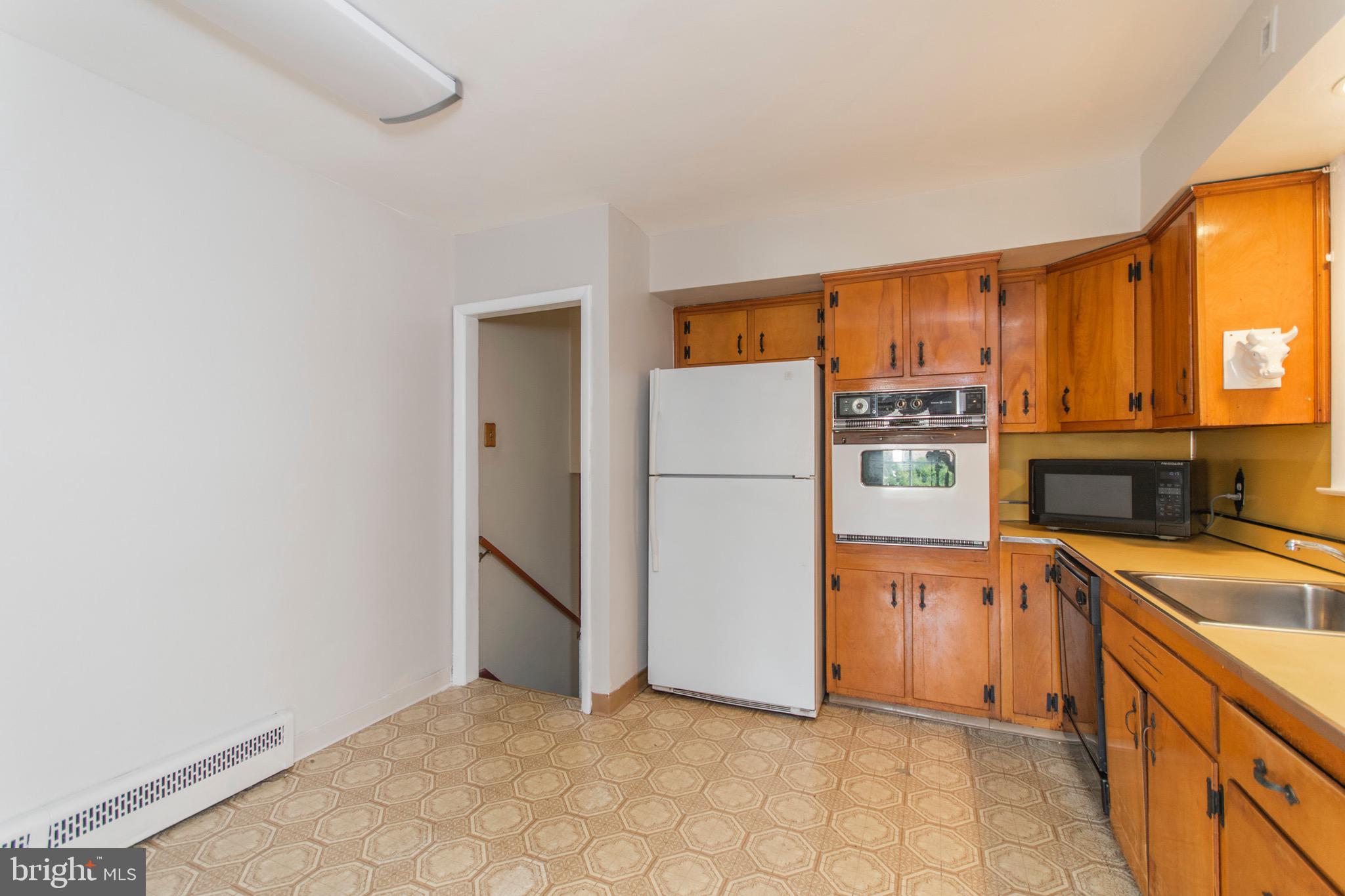 1074 Anna Road Huntingdon Valley, PA 19006 - Photo 13 of 35