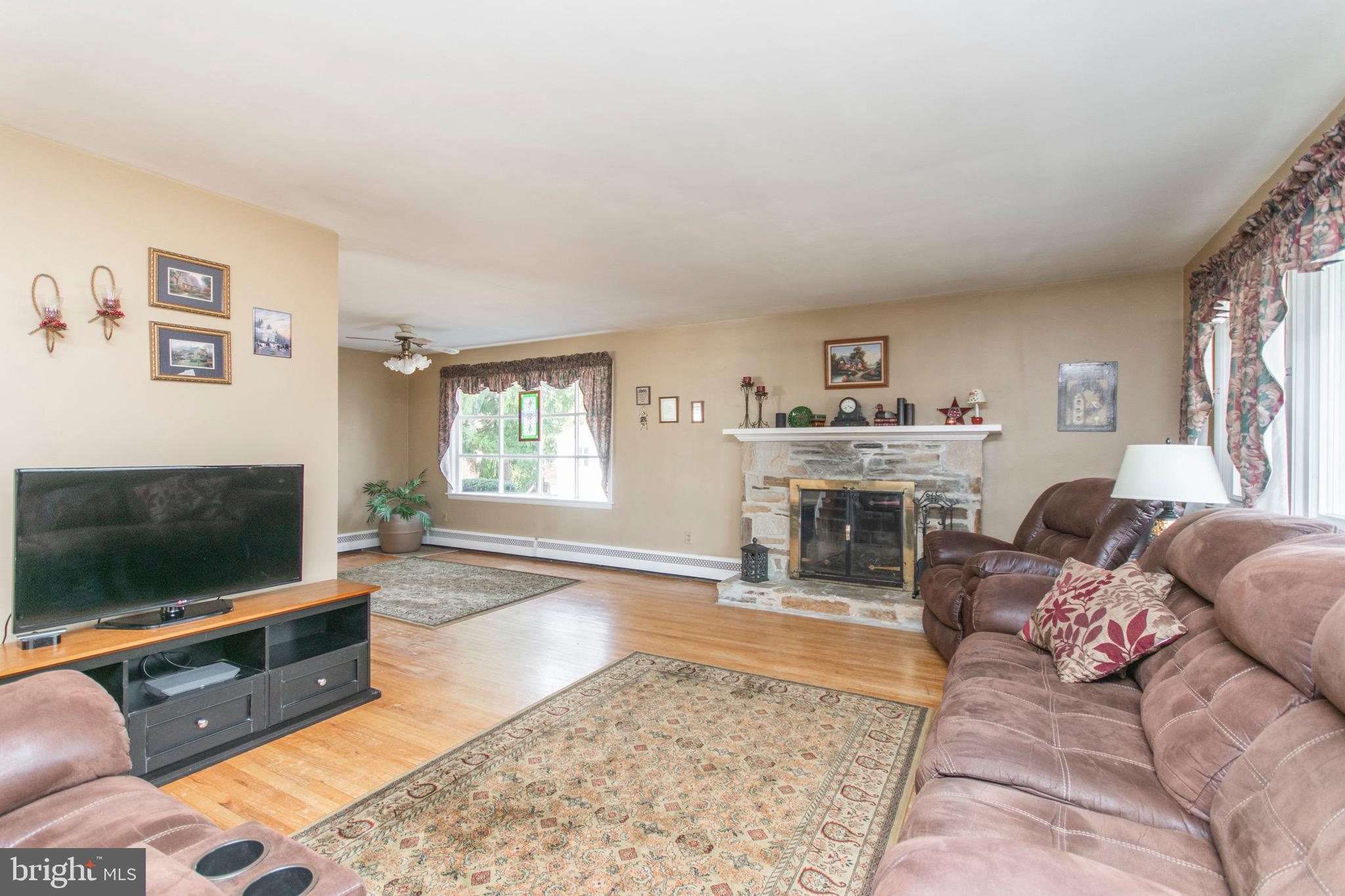 1074 Anna Road Huntingdon Valley, PA 19006 - Photo 4 of 35