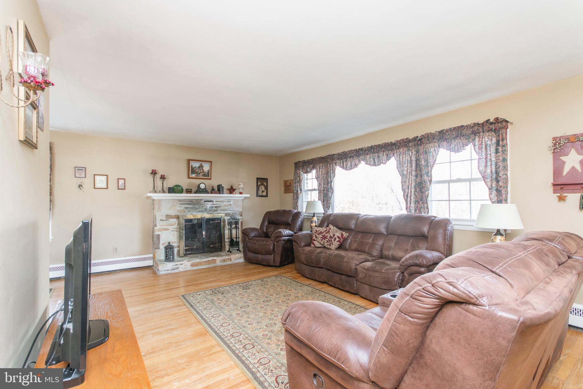 1074 Anna Road Huntingdon Valley, PA 19006 - Photo 6 of 35