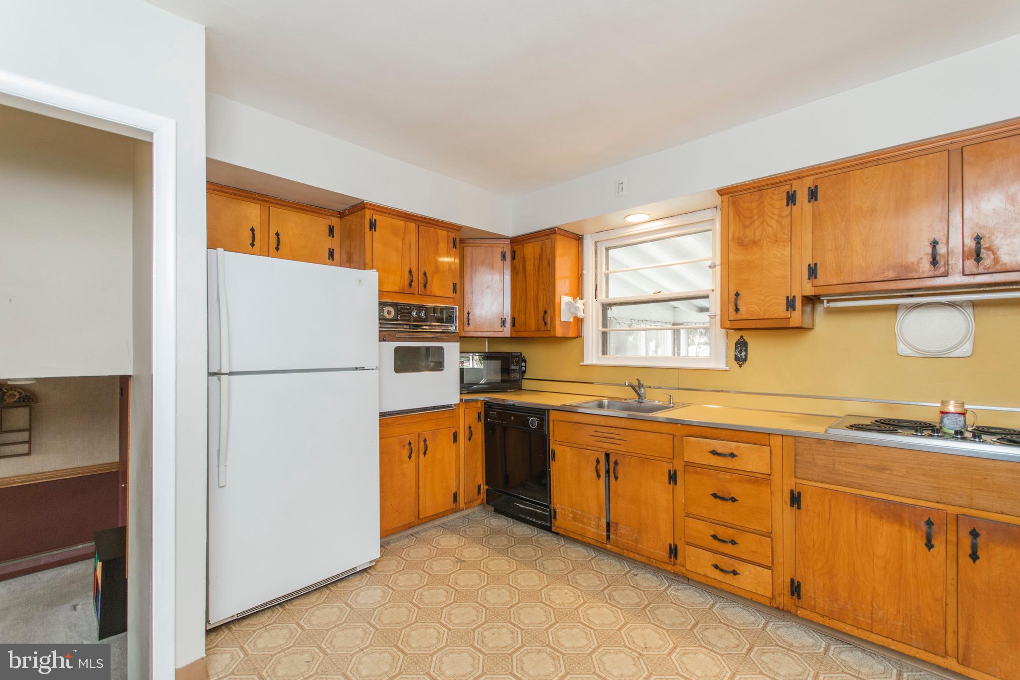 1074 Anna Road Huntingdon Valley, PA 19006 - Photo 10 of 35