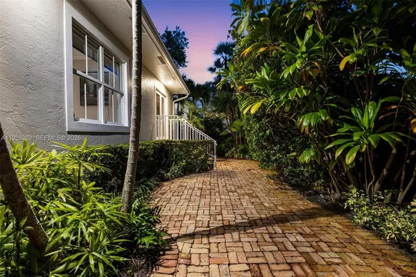 $5,250,000 | 164 West Mashta Drive, Key Biscayne, FL 33149