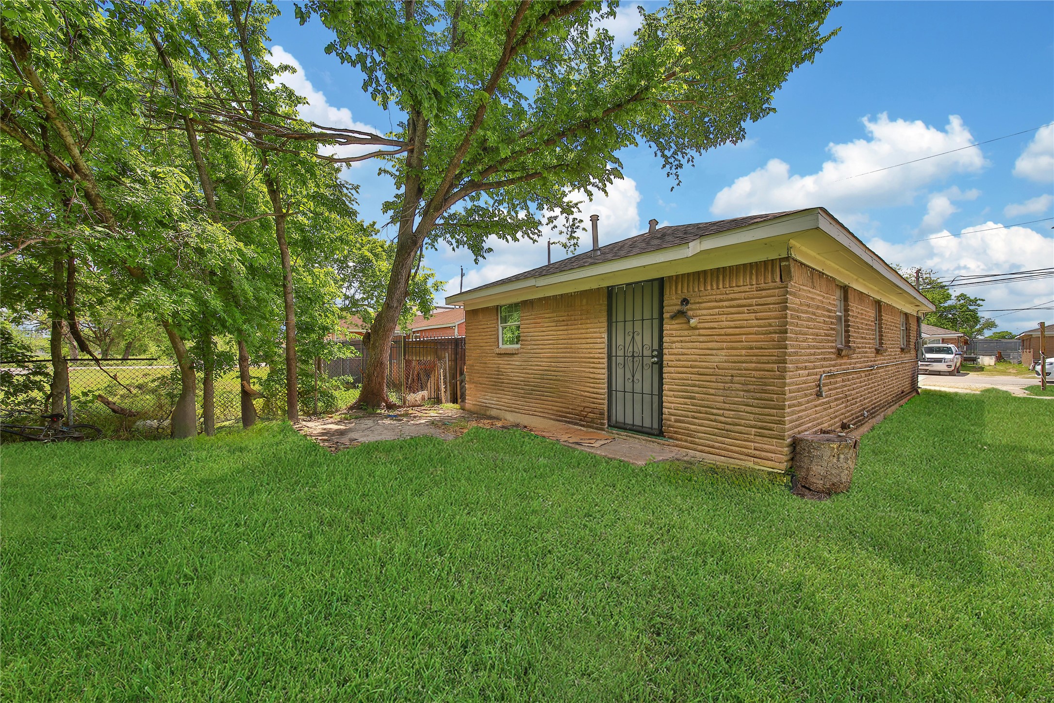 2310 Kabee Street Houston, TX 77020 - Photo 2 of 12