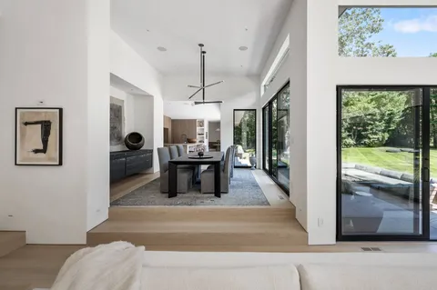 $8,250,000 | 311 Georgica Road, East Hampton, NY 11937