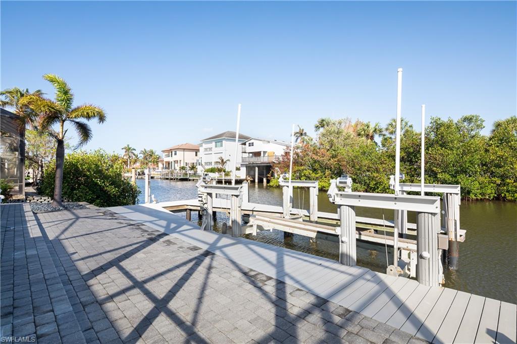 451 Oak Avenue Naples, FL 34108 - Photo 20 of 25 a view of a chairs and table on the terrace