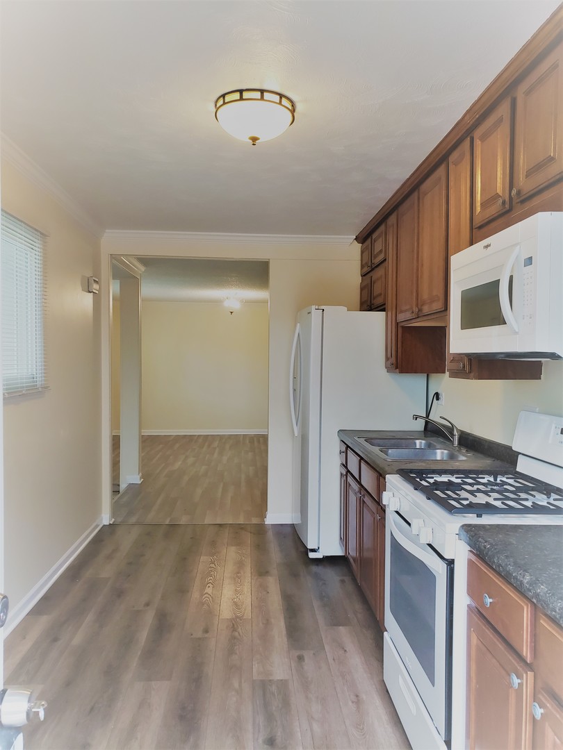 278 Renee Terrace Wheeling, IL 60090 - Photo 3 of 11 a kitchen with granite countertop a stove and a refrigerator