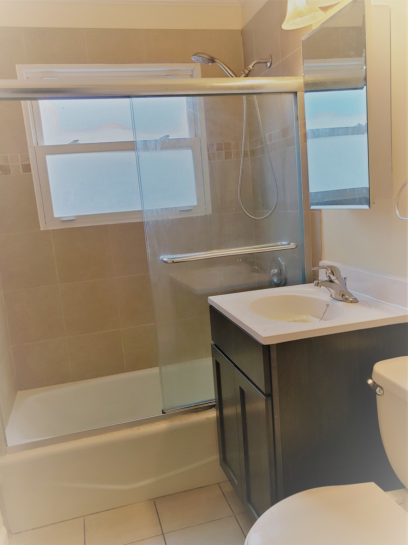 278 Renee Terrace Wheeling, IL 60090 - Photo 9 of 11 a bathroom with a sink a toilet and shower
