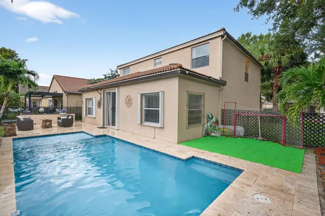 a view of a yard in front of house
