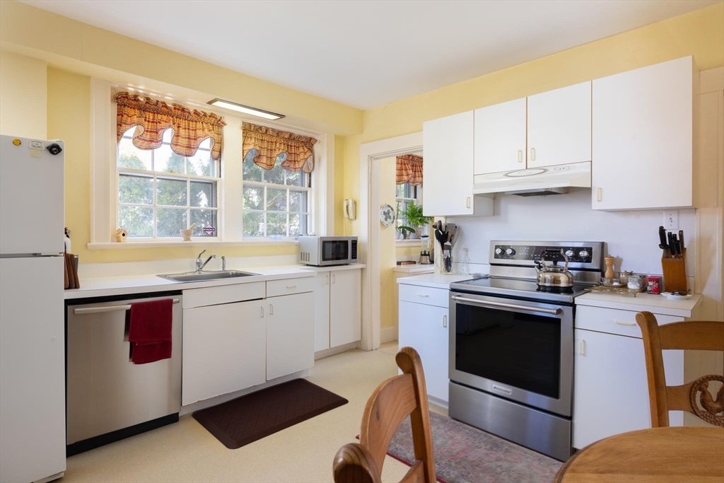 237 Dean Road Brookline, MA 02445 - Photo 8 of 25