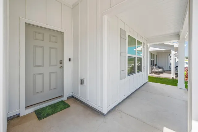 a view of an entryway with livingroom