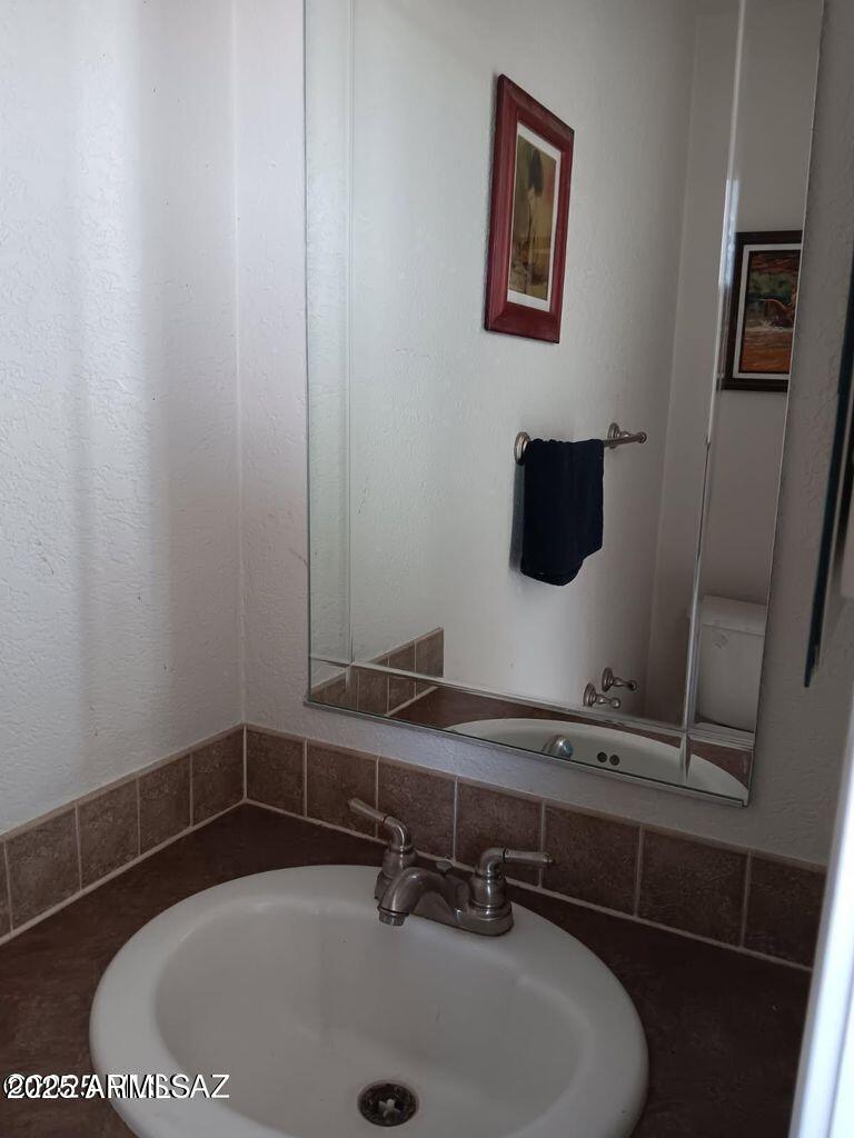 2627 West Hansen Road Willcox, AZ 85643 - Photo 23 of 42 a bathroom with a sink and a mirror