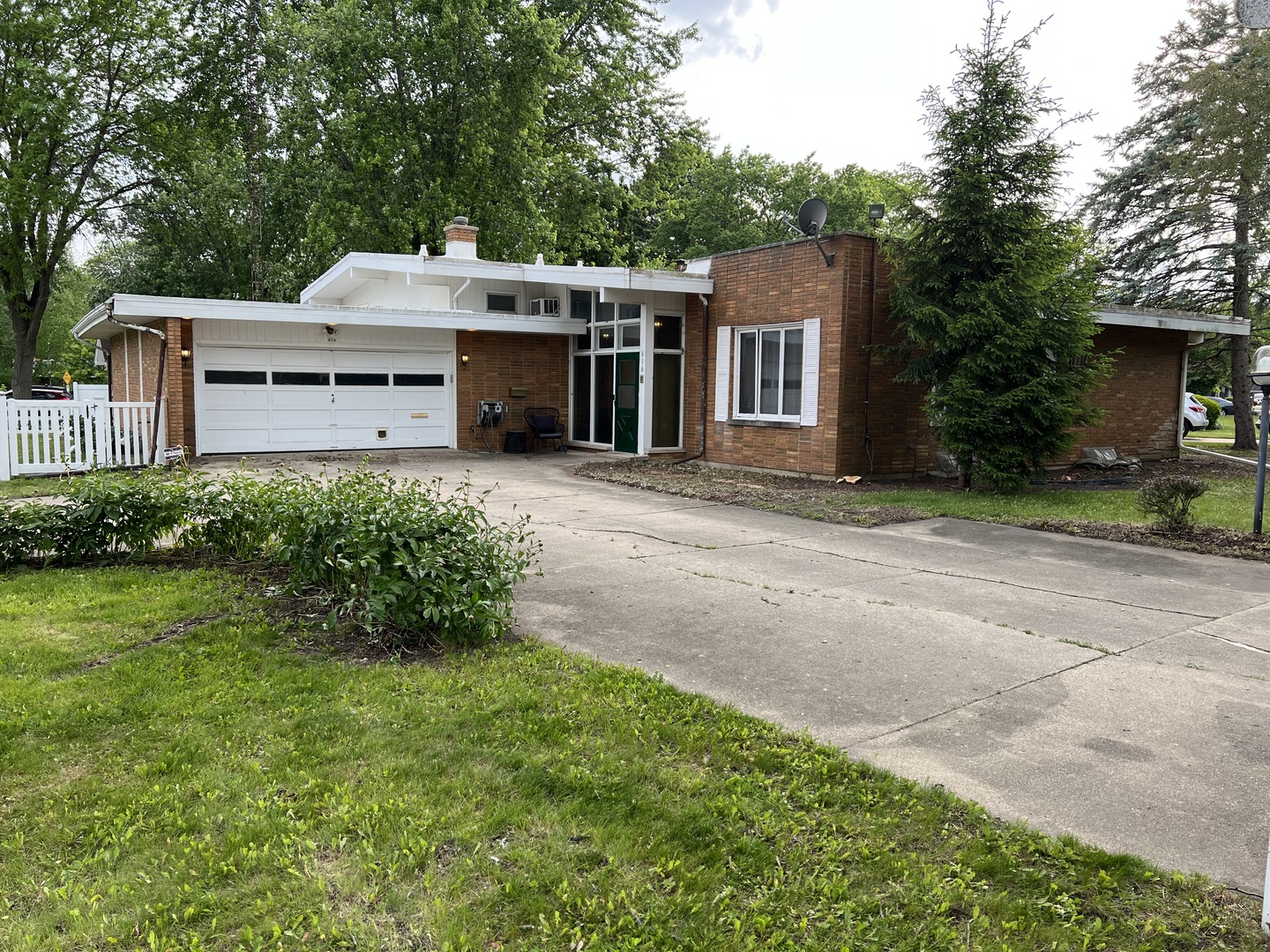 616 Seneca Drive Aurora, IL 60506 - Photo 2 of 36 a view of a house with a garden