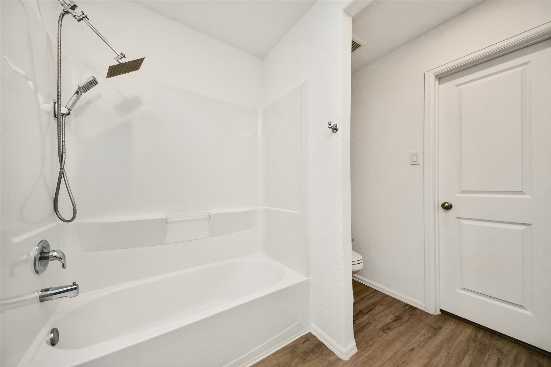 5011 Stratton Lane Rosharon, TX 77583 - Photo 21 of 38 a bathroom with a bathtub