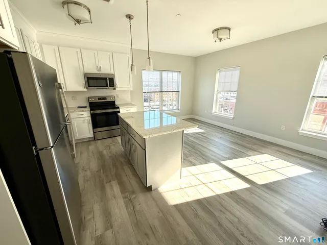 $1,800 | 502 Howe Avenue, Unit 302, Shelton, CT 06484