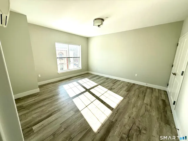 $1,800 | 502 Howe Avenue, Unit 302, Shelton, CT 06484