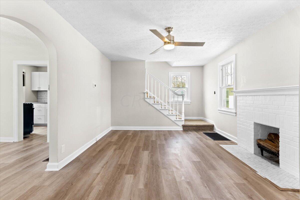 591 South Hampton Road Columbus, OH 43213 - Photo 6 of 28 06-Living Area