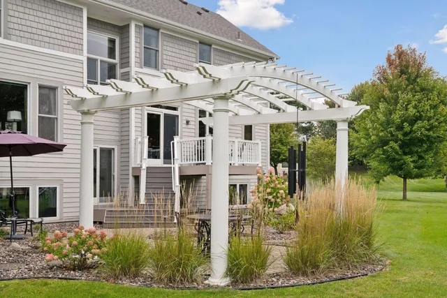 $785,000 | 2717 Edgewater Bay, Woodbury, MN 55125