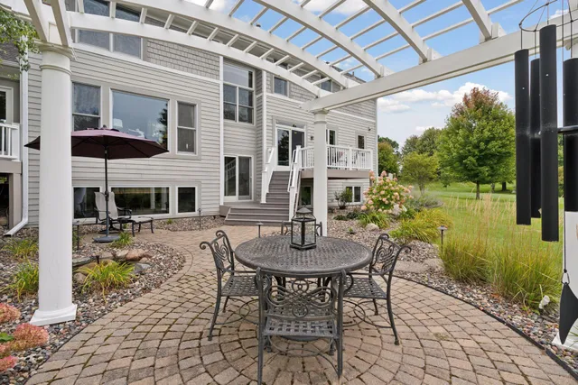 $785,000 | 2717 Edgewater Bay, Woodbury, MN 55125