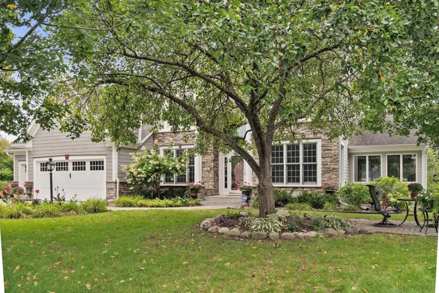 $785,000 | 2717 Edgewater Bay, Woodbury, MN 55125