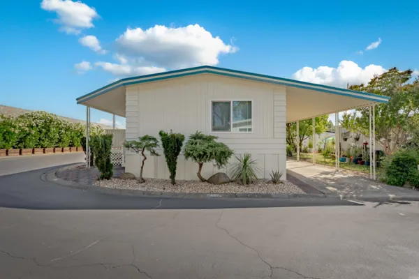 a view of a house with backyard and a area