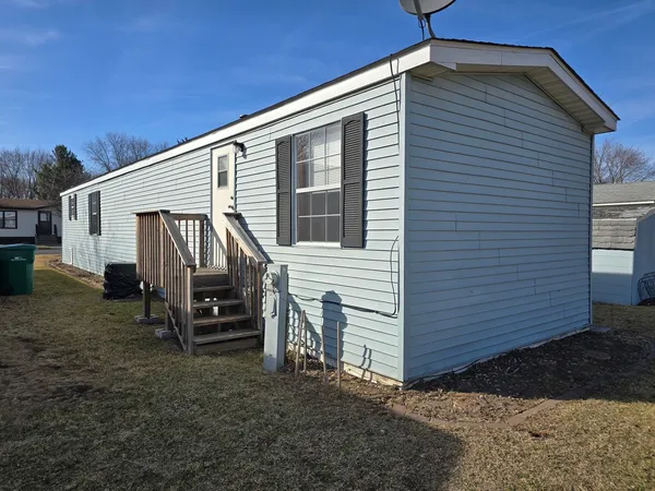 a view of a house with backyard