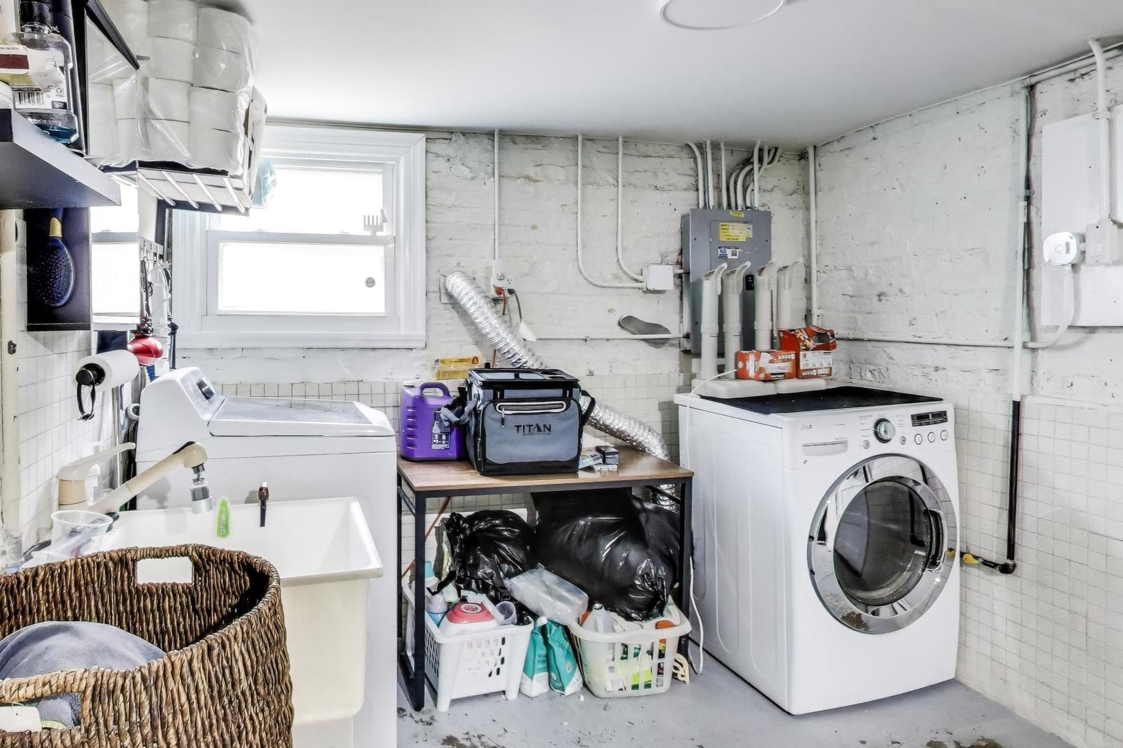6432 South Kilpatrick Avenue Chicago, IL 60629 - Photo 31 of 36 a utility room with sink dryer and washer