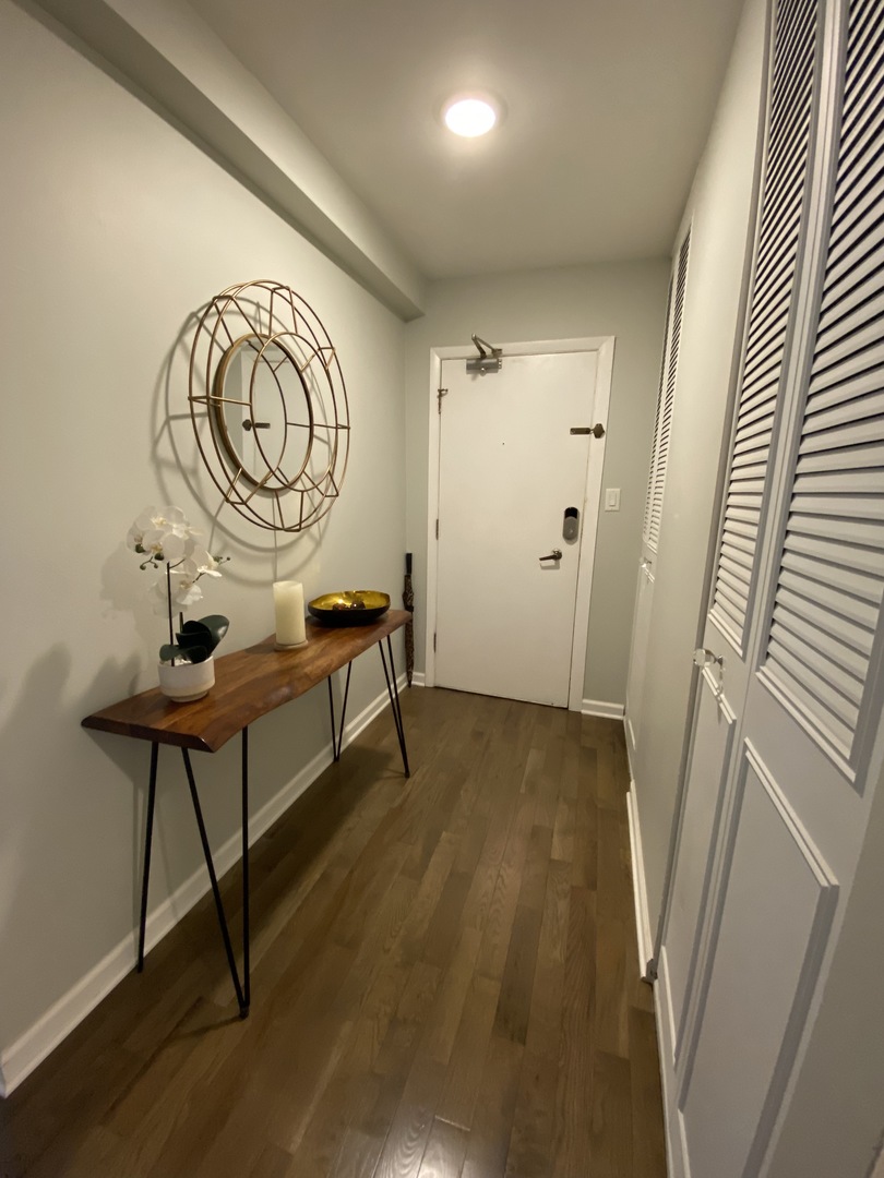 280 North Westgate Road, Unit 331 Mount Prospect, IL 60056 - Photo 4 of 28 a living room with a table and a clock