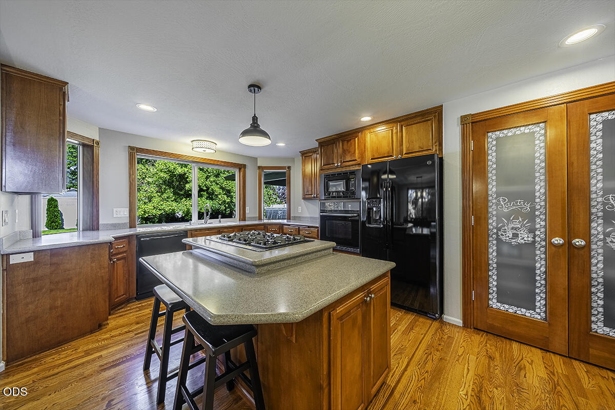 861 Mendolia Way Central Point, OR 97502 - Photo 4 of 35