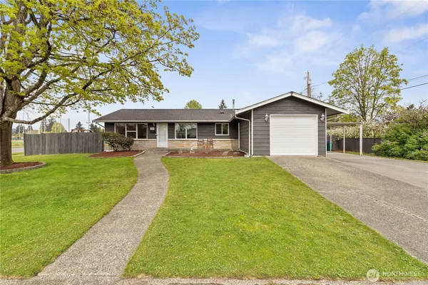a view of a house with a yard