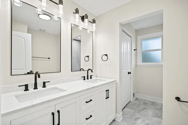 $665,000 | 2024 East Wintergreen Avenue, Mount Prospect, IL 60056