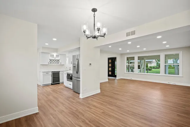 $665,000 | 2024 East Wintergreen Avenue, Mount Prospect, IL 60056