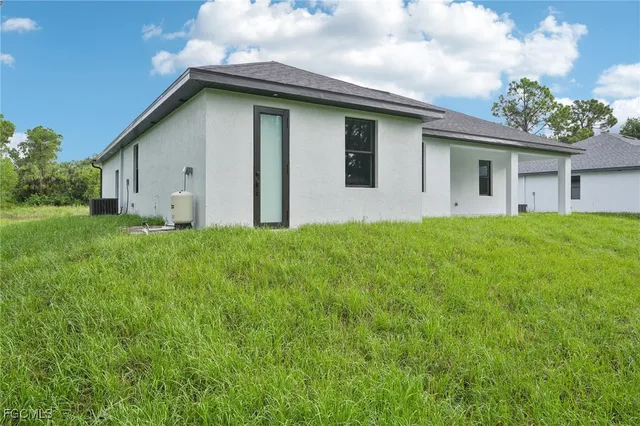 $2,500 | 872 Spaulding Street East, Lehigh Acres, FL 33974