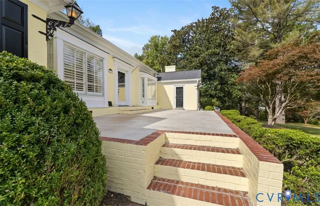 a view of a house with a yard and plants