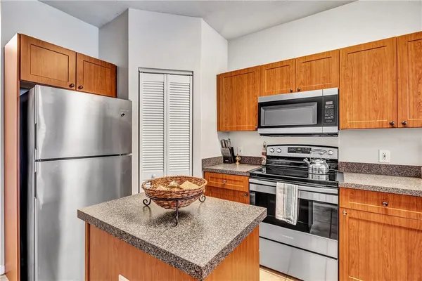 $2,050 | 2250 Portofino Place, Unit 235, Palm Harbor, FL 34683