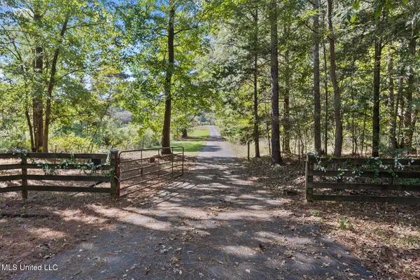 $434,500 | 279 Rocky Hill Road, Camden, MS 39045