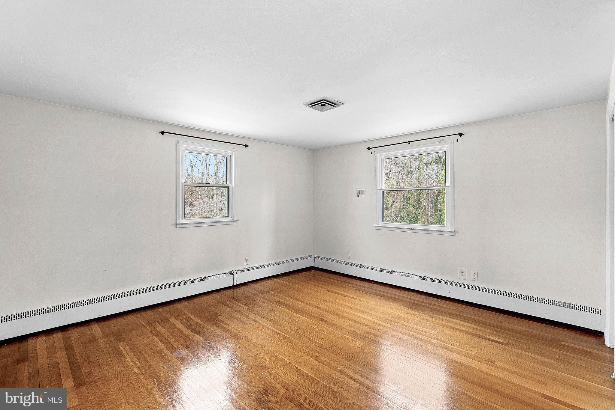10021 Glenmere Road Fairfax, VA 22032 - Photo 23 of 45 an empty room with a window