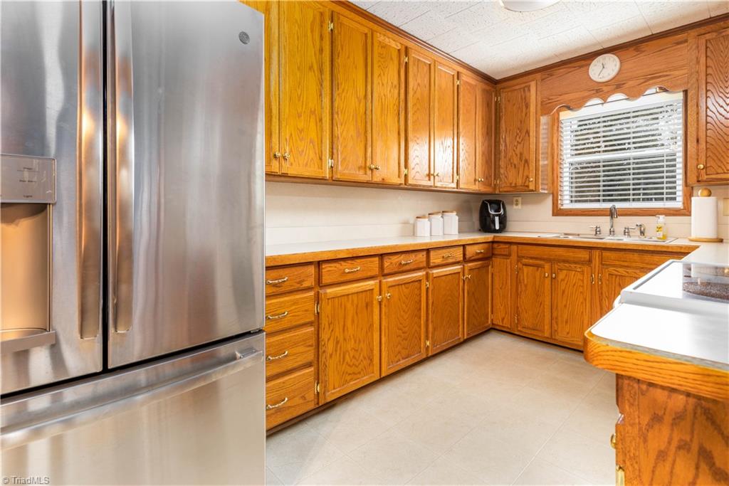 1006 Bridges Drive High Point, NC 27262 - Photo 8 of 24