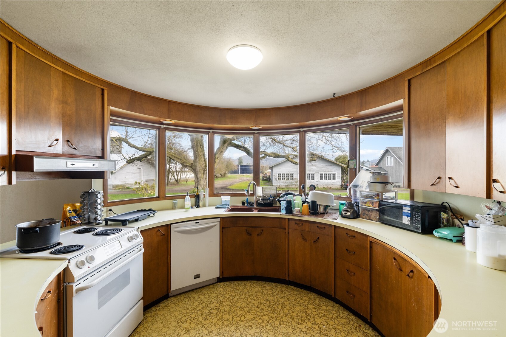 21563-21567 Cook Road Sedro-Woolley, WA 98284 - Photo 11 of 38 a kitchen with a sink a stove and cabinets