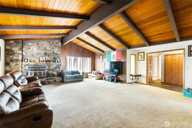 a view of livingroom with furniture
