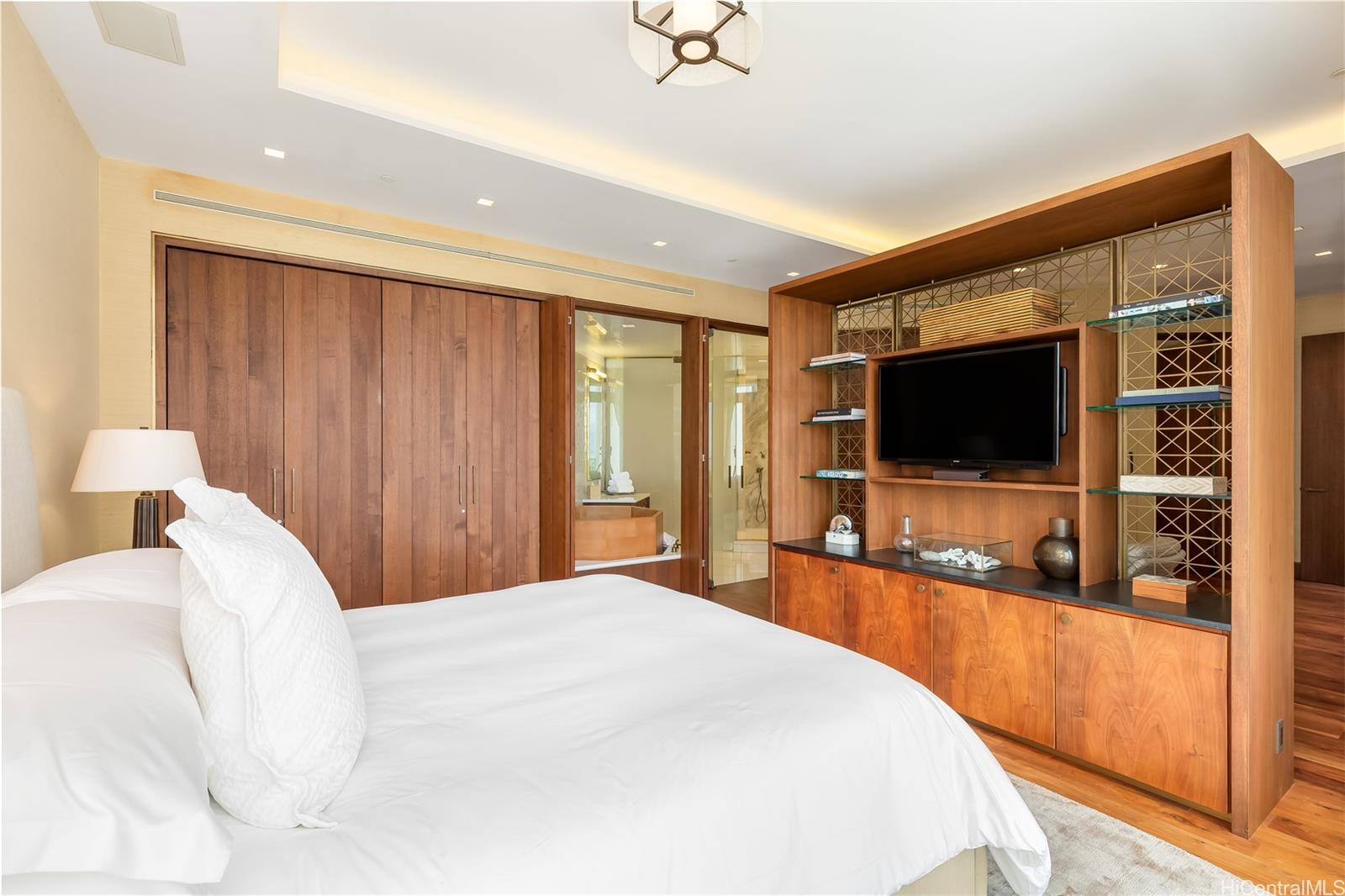 223 Saratoga Road, Unit PHD Honolulu, HI 96815 - Photo 14 of 25 a bedroom with a flat screen tv and a bed