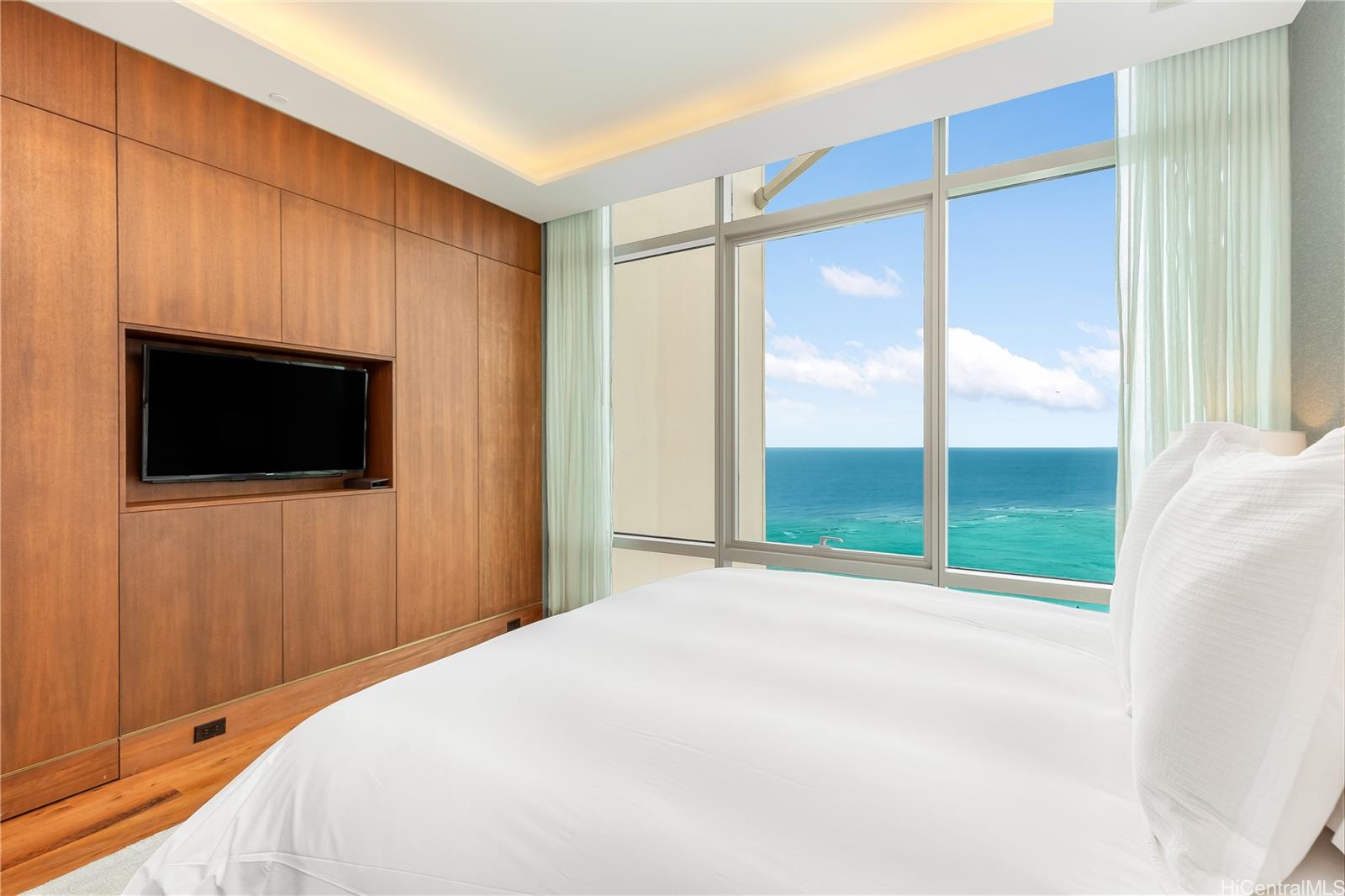 223 Saratoga Road, Unit PHD Honolulu, HI 96815 - Photo 18 of 25 a bedroom with a bed and a television