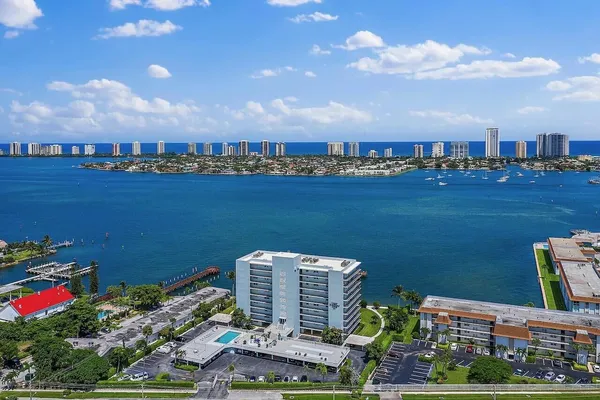 $3,150 | 3040 Lake Shore Drive, Unit 504, Riviera Beach, FL 33404