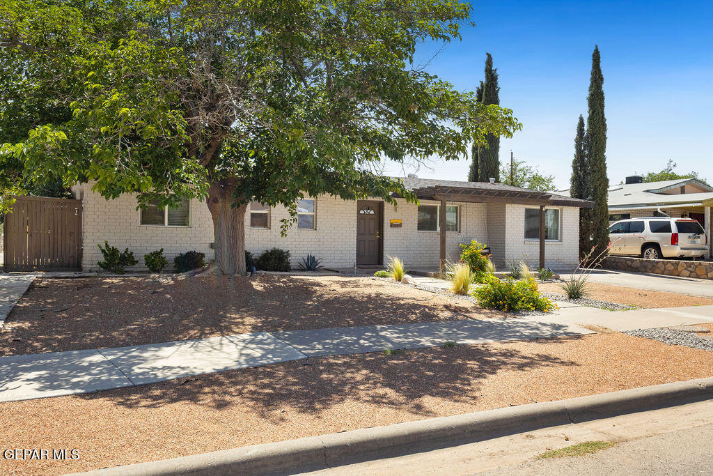 2736 Hawick Road El Paso, TX 79925 - Photo 3 of 41 04