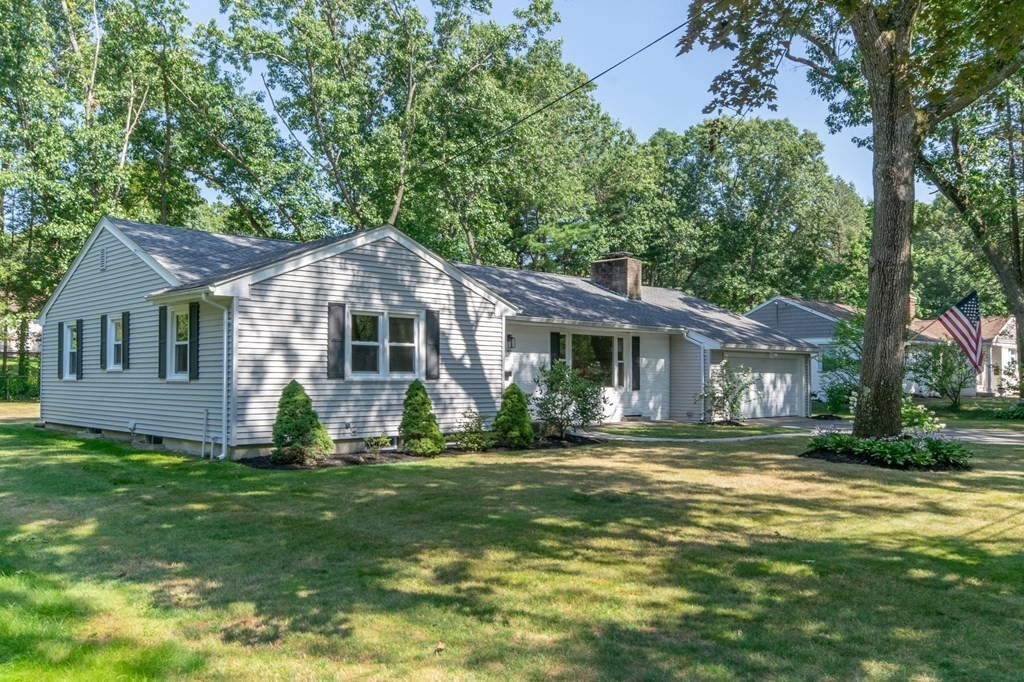 19 Robin Road Longmeadow, MA 01106 - Photo 3 of 39 a front view of a house with a garden