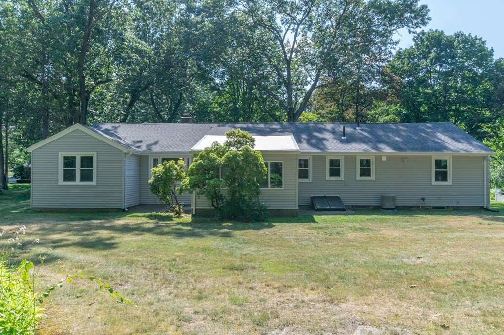 19 Robin Road Longmeadow, MA 01106 - Photo 5 of 39 a view of a house with a yard